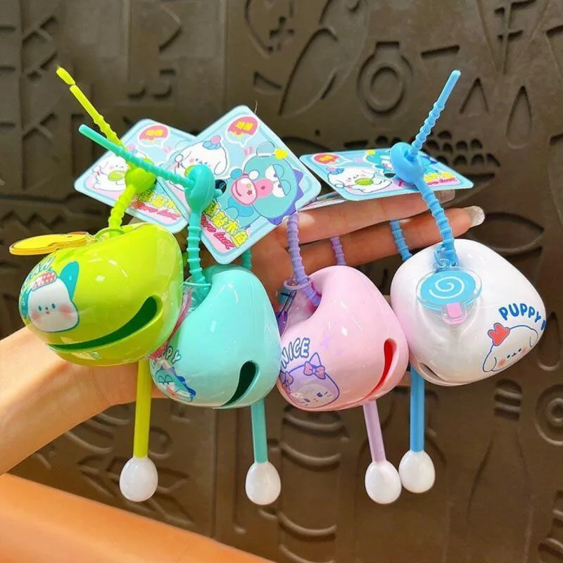 พวงกุญแจปลาไม้โปชัคโก้ซานริโอ้ใหม่ พวงกุญแจปลาไม้ซินนามอนโรลแบบเคาะได้ พวงกุญแจติดรถยนต์ จี้ติดกระเป๋านักเรียน ของขวัญ