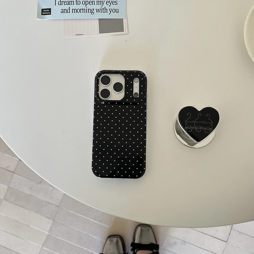 Funda de teléfono con carga inalámbrica magnética de lunares negros con bonito corazón 3D para IPhone 16 15 14 Pro Max 17 Pro Max Magsafe Funda