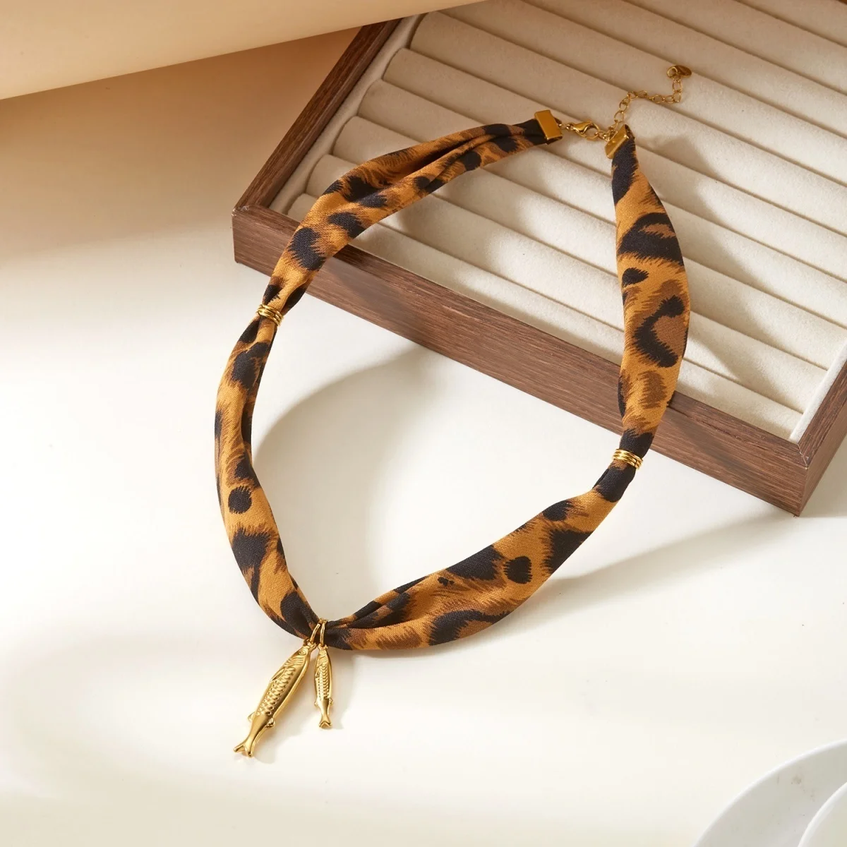Leopardenmuster-Schalband-Halskette mit Acrylperlen und Edelstahl-Fischanhänger für Damen, Maillard Unregelmäßiger Perlen-Choker-Schmuck – Detail 26