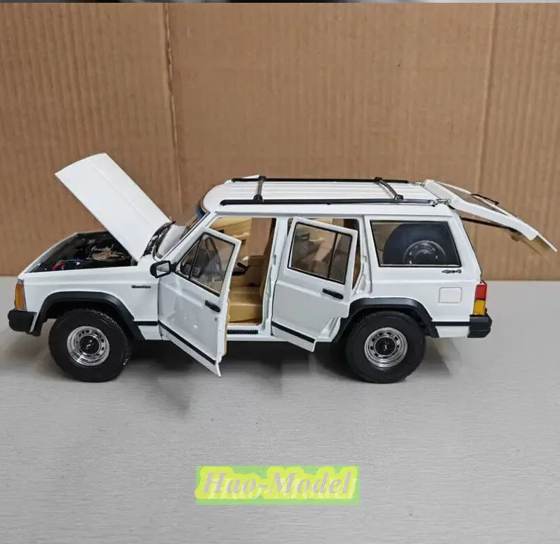 1:18 dla Jeep Cherokee Alloy Diecast Metal Model samochodu Zabawki Chłopcy Prezenty urodzinowe Hobby Wyświetlacz Kolekcja Ozdoby Biały