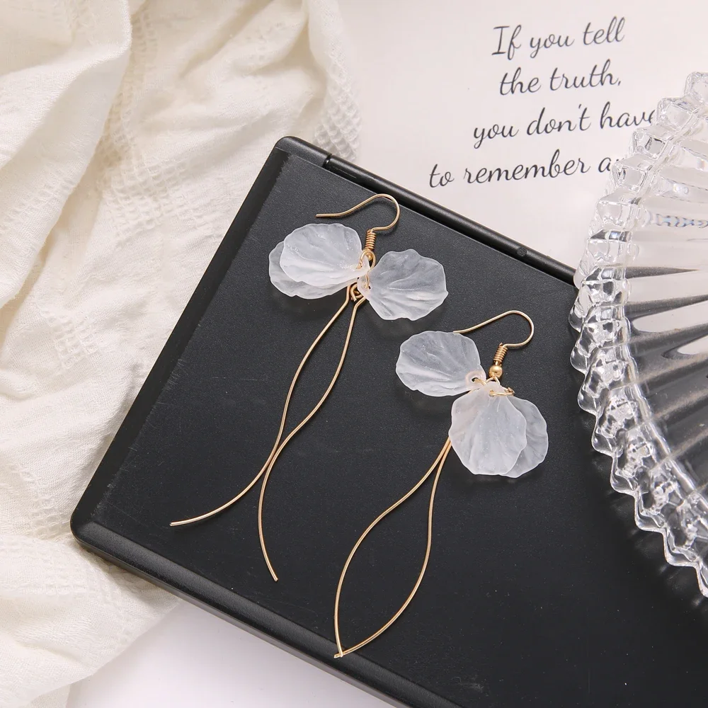 2024 Fashion Trend White Acrylic Flower Drop Earrings Female Acrylic Alloy Tassel Chain Pendant Earrings Korean Wedding Earrings