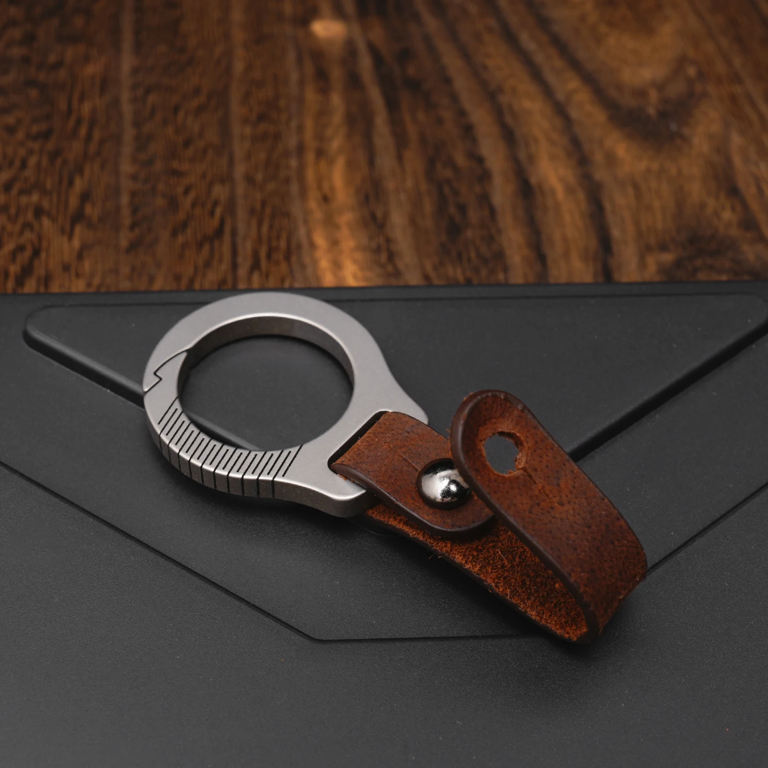 Titanium Alloy Car Keychain Mountaineering Buckle EDC Daily Tools Minimalist Advanced Key Accessories Home Outdoor Assistant