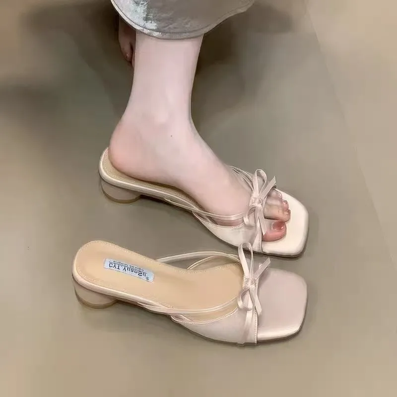 شباشب فضية على طراز الجنية الفرنسية، صنادل صيفية جديدة للعطلات الخارجية لعام 2025 للنساء