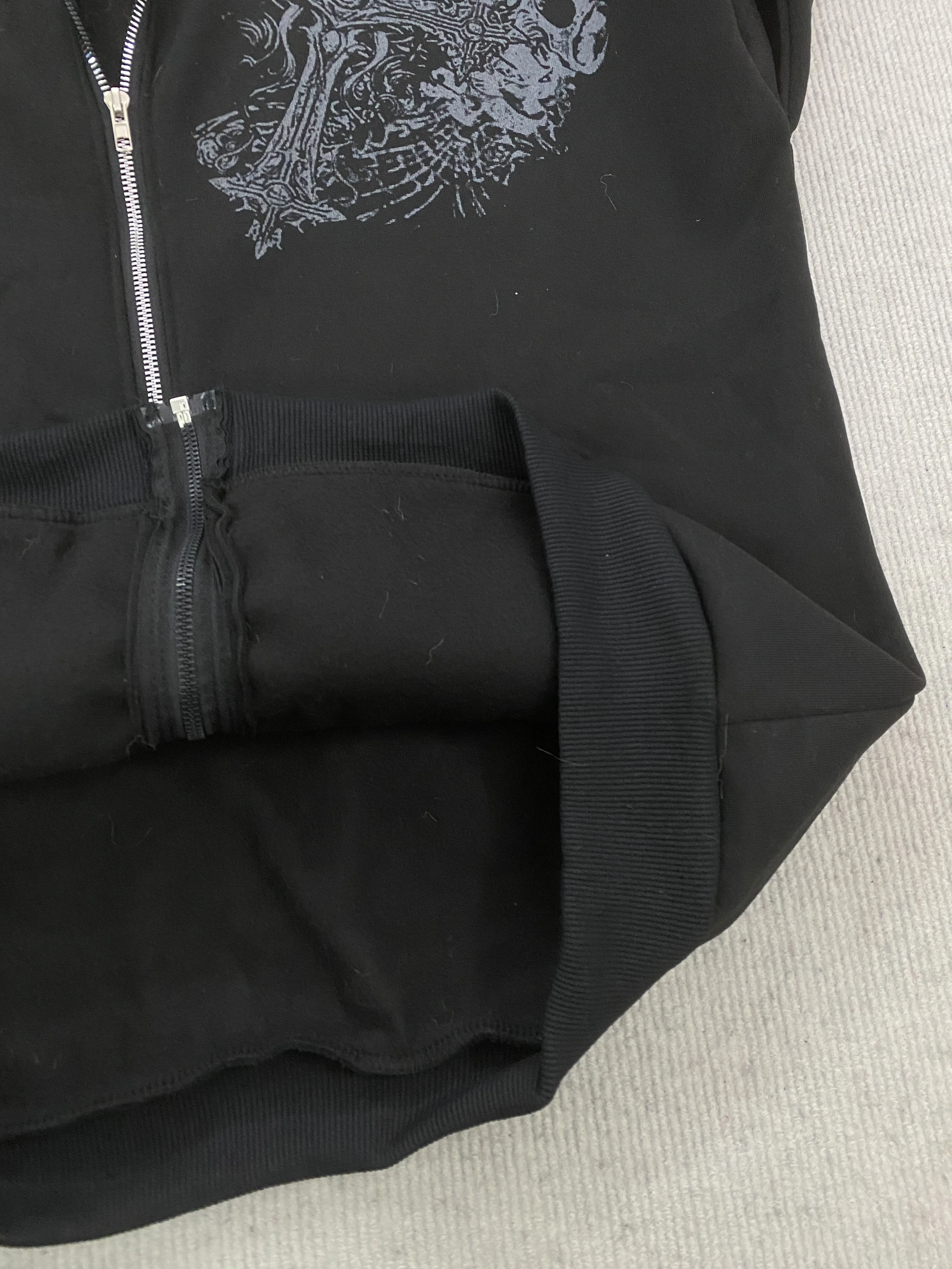 Kapuzenpullover mit Kunstfellkragen und Reißverschluss, Totenkopf-Kreuz-Print, Retro-Oversized-Gothic-Streetwear, Punk-Langarmjacke – Detail 14
