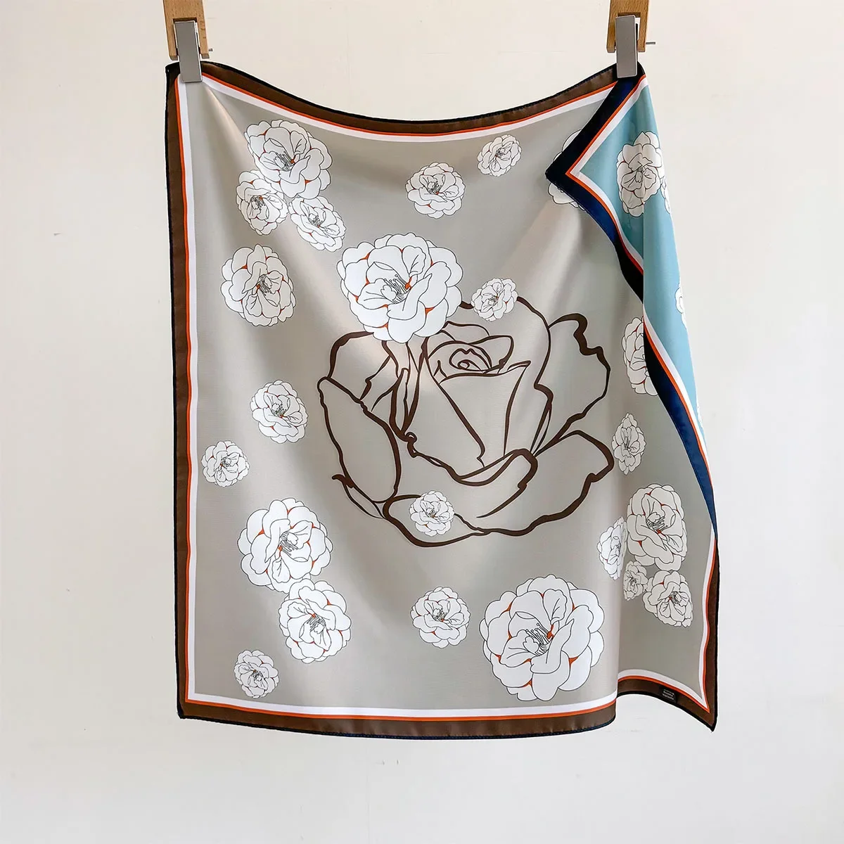 模造シルク両面スカーフ高級フラワープリントスクエアスカーフ女性のネッカチーフバンダナスカーフヘアバンドネクタイラップ