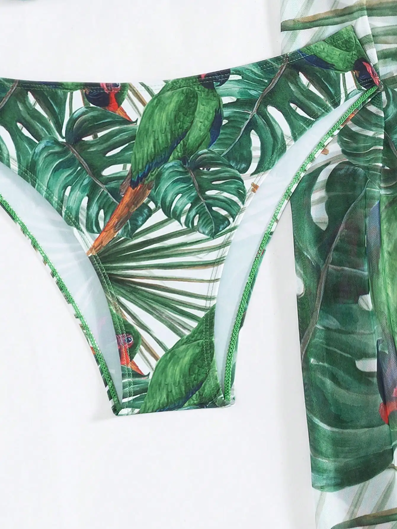 

Женский летний пляжный комплект из 3 предметов: бикини с жесткими чашечками и рюшами на бретелях, принт с тропическими попугаями и листьями, а также шифоновая юбка-саронг.