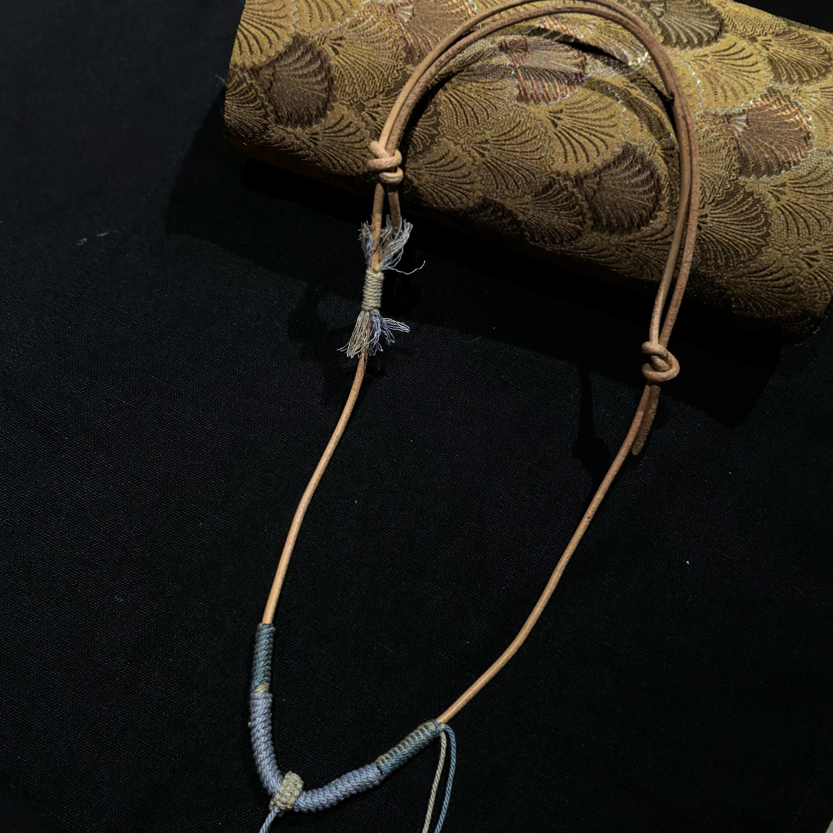 

Плетеный шнур для ожерелья ручной работы - воловья кожа растительного дубления с оберточной нитью из чистого хлопка в тибетском стиле, полуфабрикат своими руками