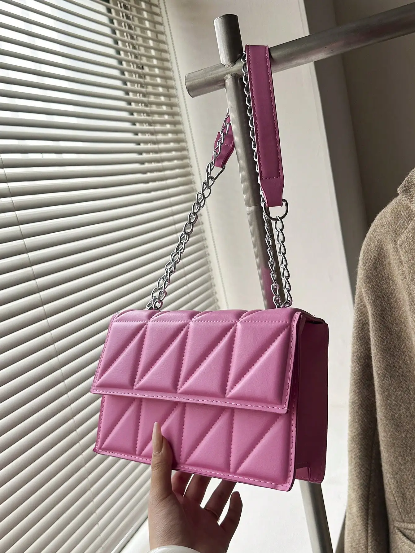 

Fashionable Large Flap Shoulder Bag With Chain Strap And Quilted Diamond Pattern