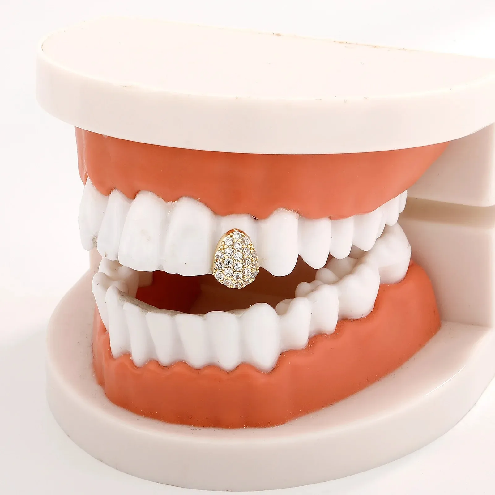 Iced out Single Full CZ Stone Teeth Grillz Hip Hop Jewelry Shiny Zircon Fangs Caps for Women And Men Two Sizes Available
