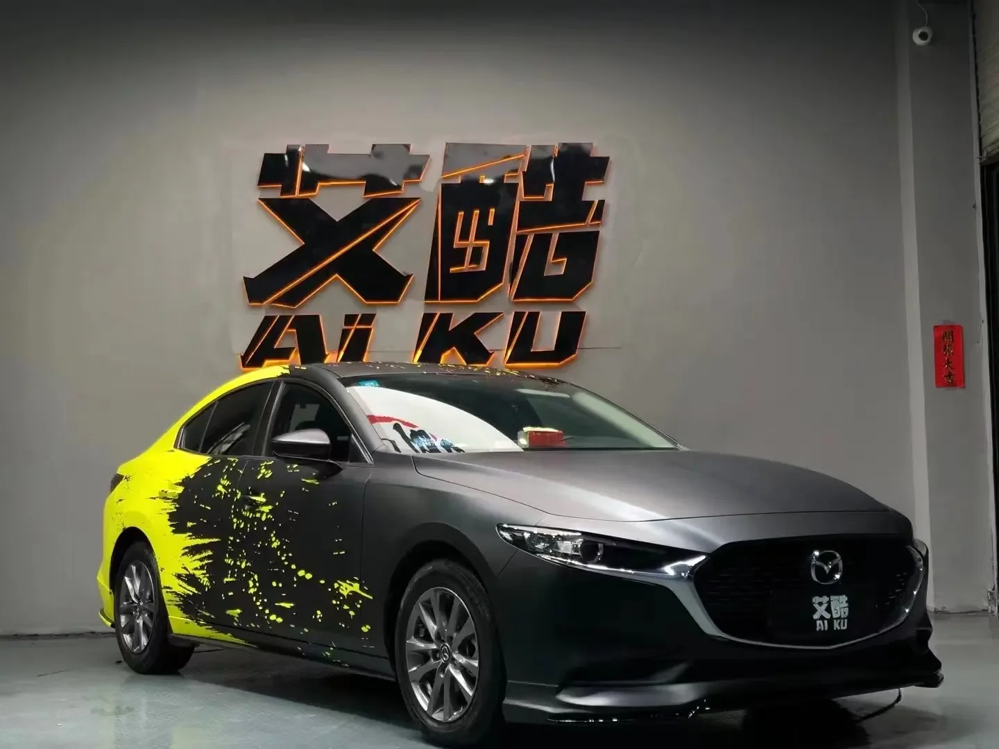 Stiker Vinyl Matte Film Pembungkus Mobil Kustom Holografik Camo Bunglon Hitam dan Kuning