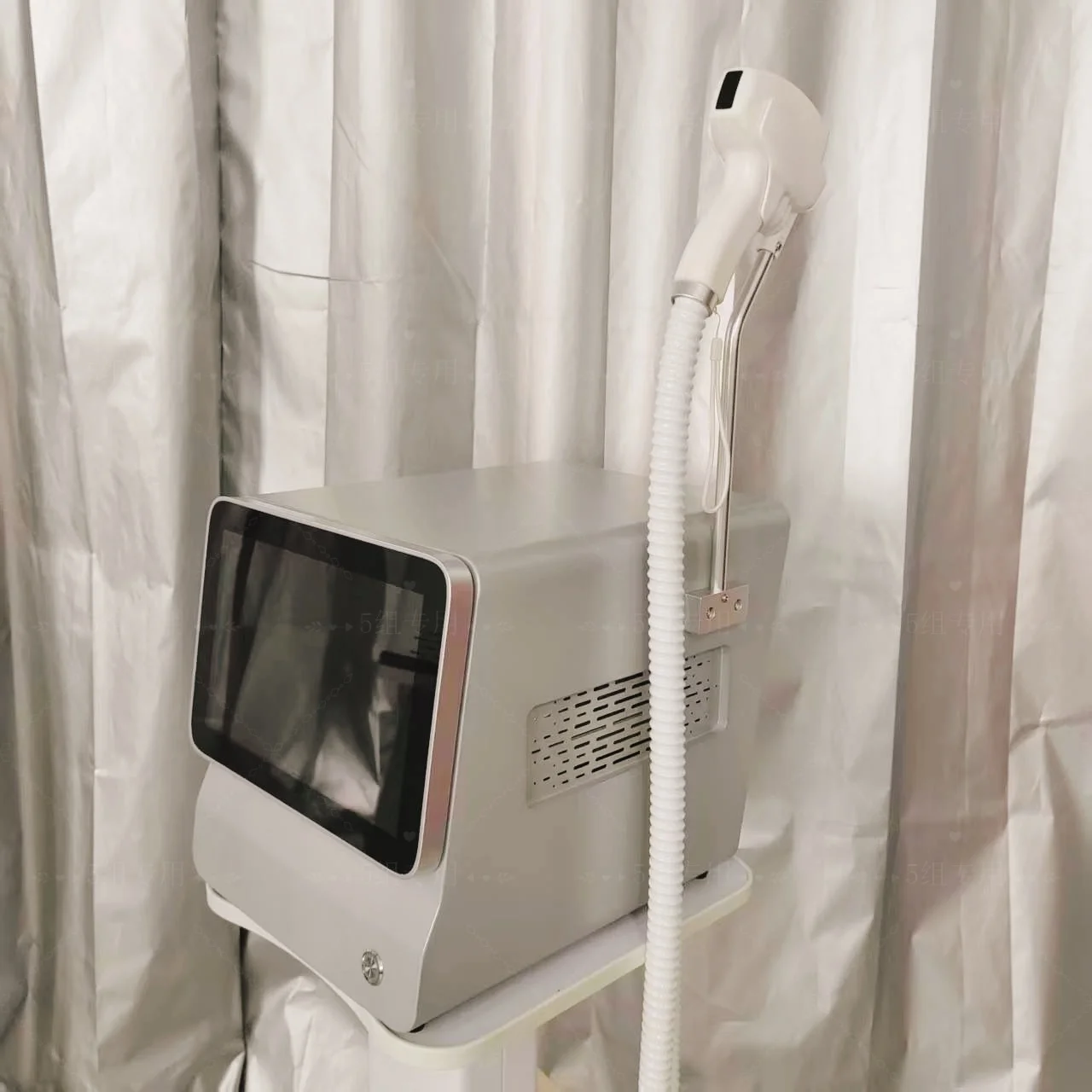 

Portable 808 3wave Diode Laser Permanent Hair Remove Fast Depilation Painfree Follicle Penetration Skin Rejuvenation Device