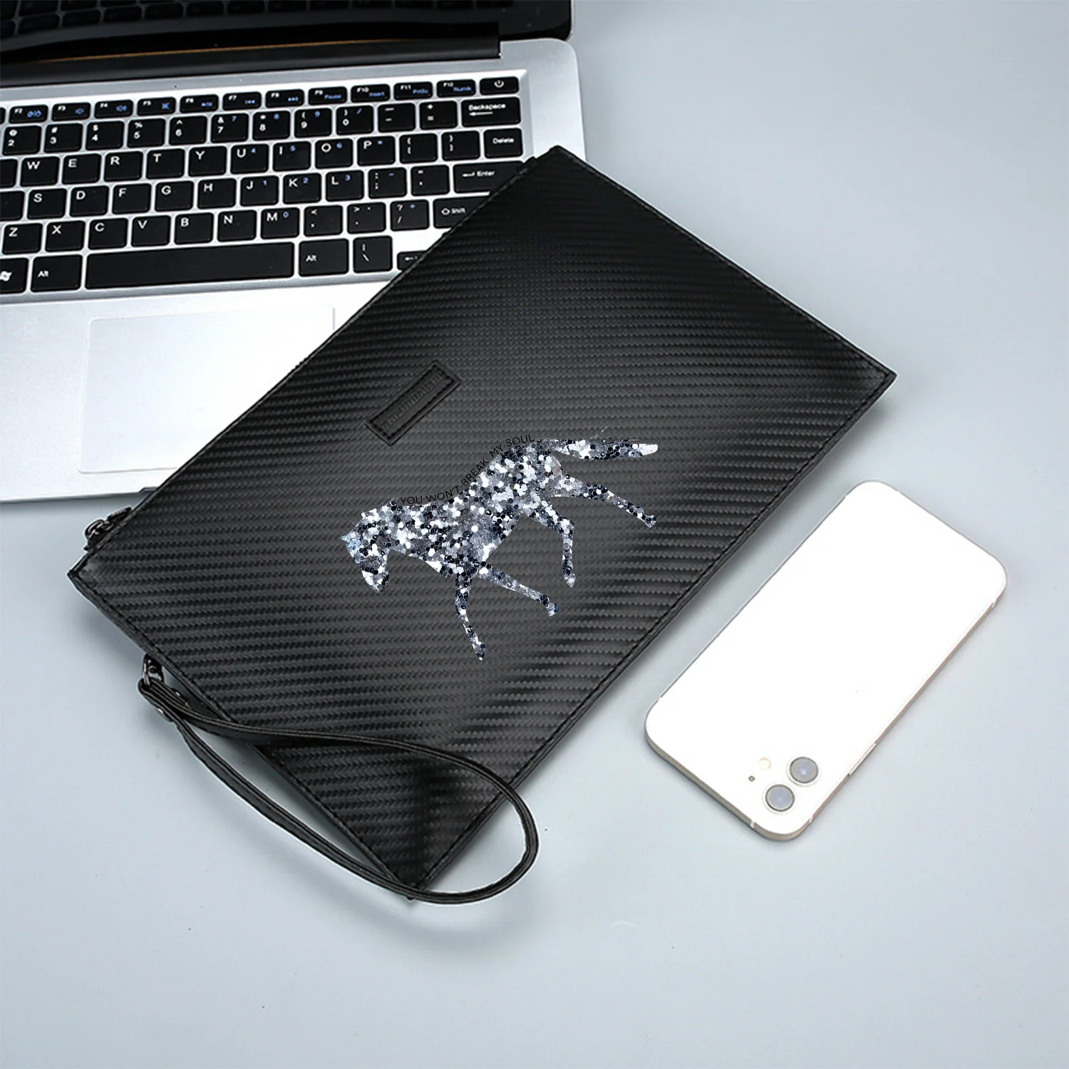 صورة ظلية حصان لامعة خلفية سوداء أنيقة مطبوعة من البولي يوريثان حقيبة يد رجالية عصرية وعملية للحمل اليومي