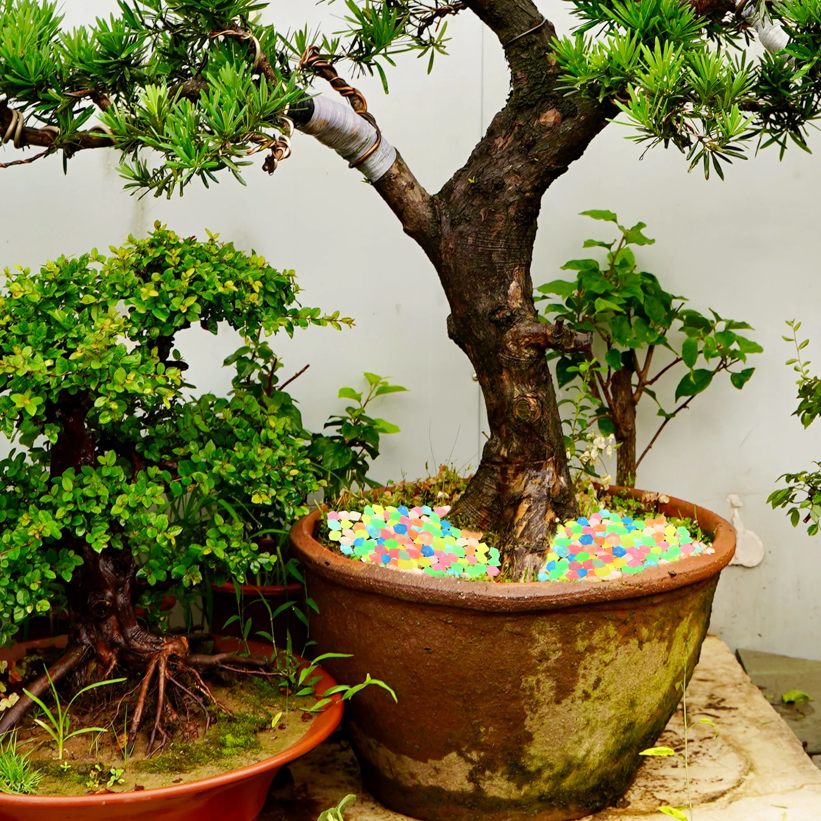 

200Pcs Luminous Aquarium Stones Resin Decorative Rocks for Fish Tank Landscaping Garden Supply with Glowing Effect Beautiful