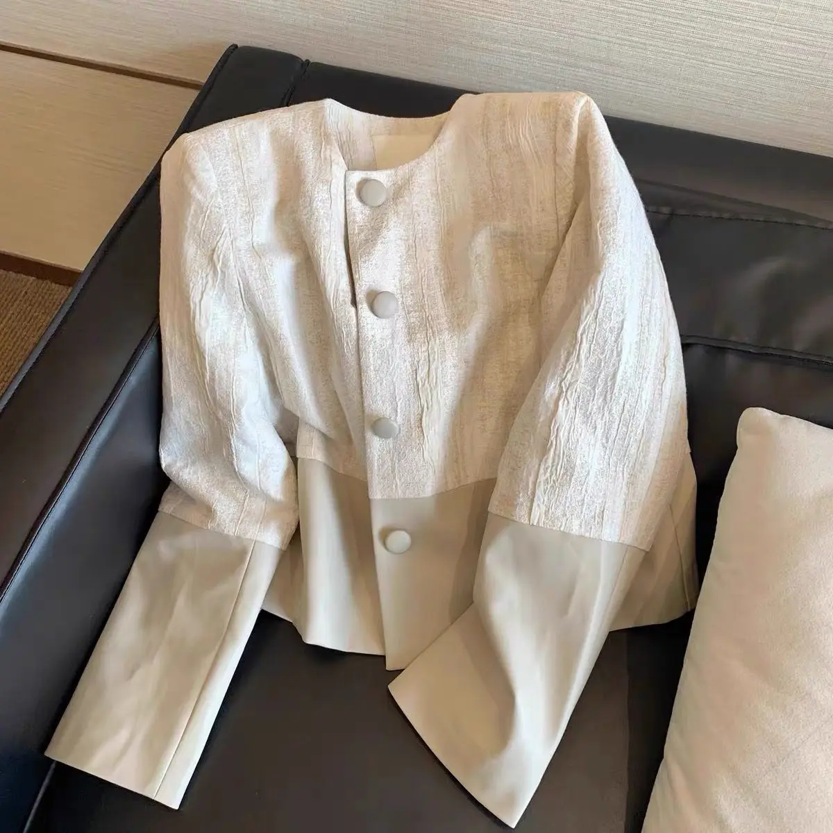 

Женская укороченная куртка из искусственной кожи с круглым вырезом, текстурными вставками, осенняя коллекция 2023, новая модель, приталенный крой, модный элегантный топ в стиле маленькой Франции.