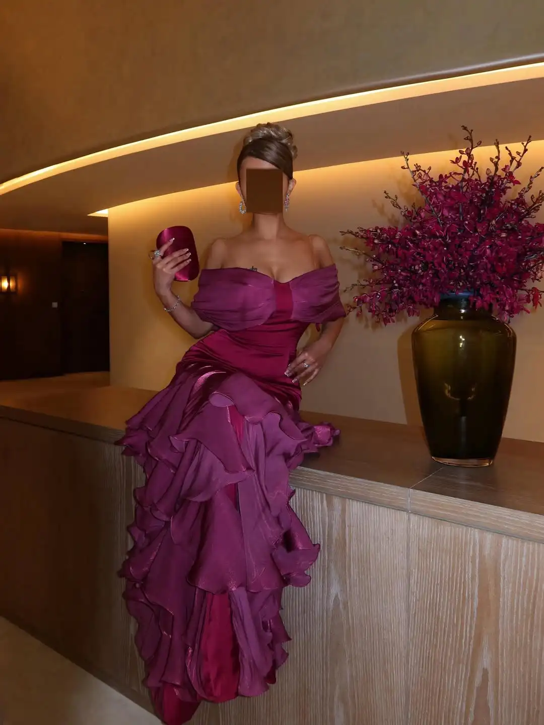 Nowy Trend w Modzie: Sukienka Wieczorowa/Studniówkowa Syrenka z Odkrytymi Ramionami, Falbanami, Warstwami, Satynowa, Długa do Podłogi, Urocza, Bajkowa