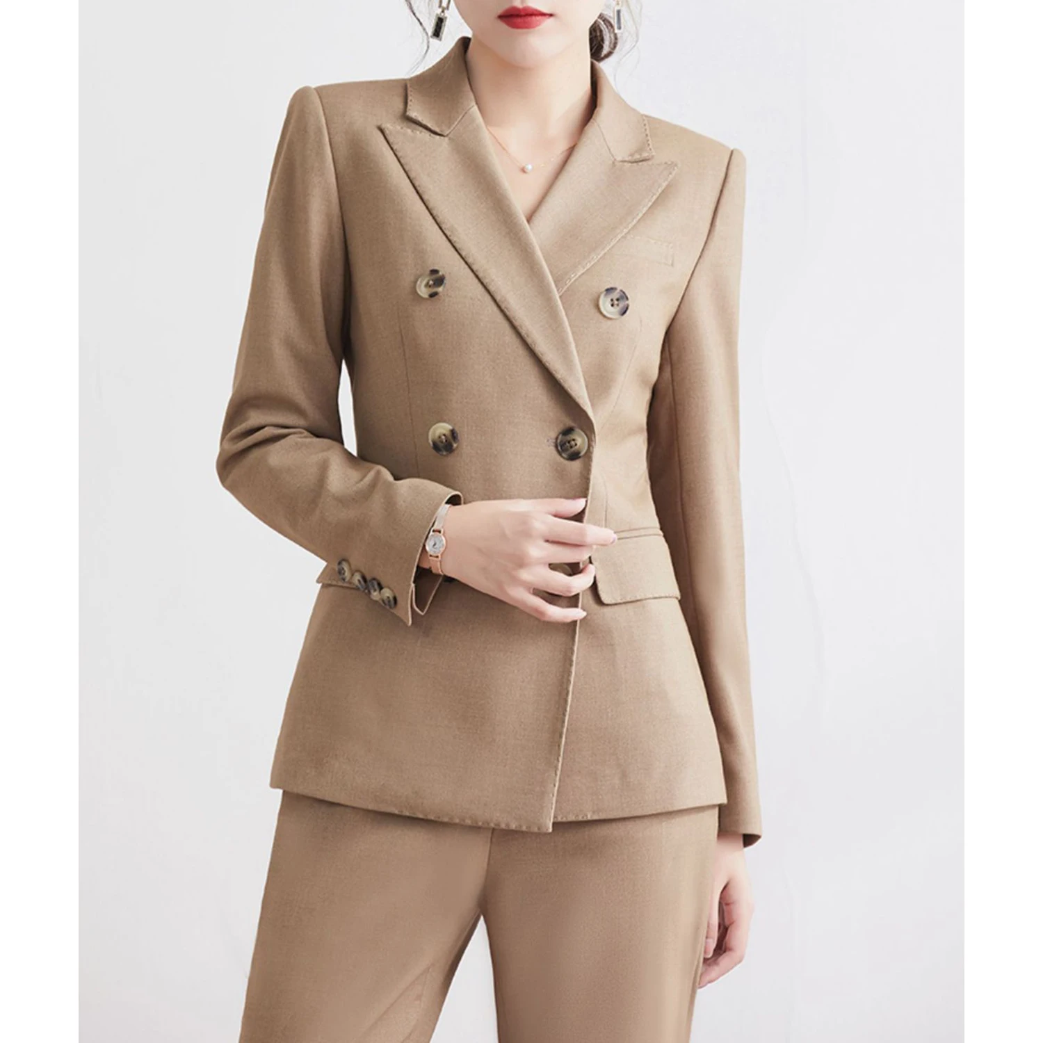 

Женский костюм Allingentle: приталенный брючный костюм-двойка с двубортным пиджаком для офиса и деловых встреч, на заказ