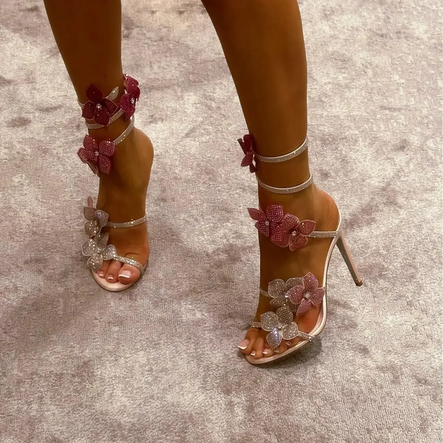 CHMURY Sandalias de tacón alto con diamantes de imitación y flores rosas, zapatos sexis de diseñador de lujo rosa y rojo con correa envolvente para mujer, fiesta de graduación 2024