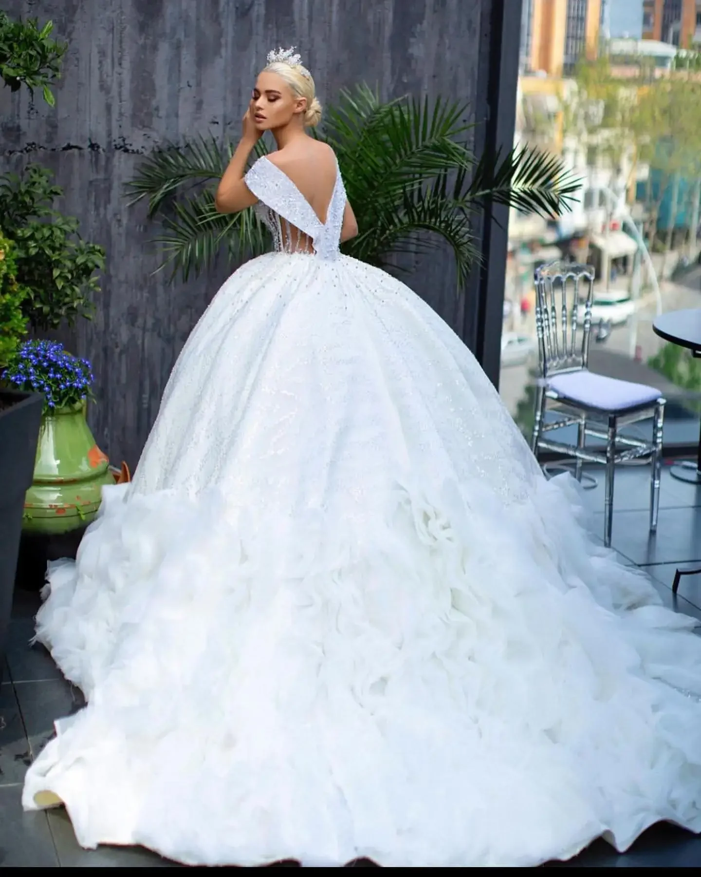 تخصيص الخامس الرقبة انظر من خلال بلورات الخرز Ballgown Vestido De Casamento عارية الذراعين العربية السعودية حديقة منتفخ فستان زفاف