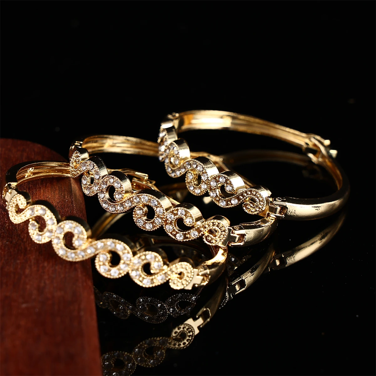 

Free shipping Moroccan women's jewelry bracelet, French court style exquisite and compact, inlaid with white rhinestone bridal b