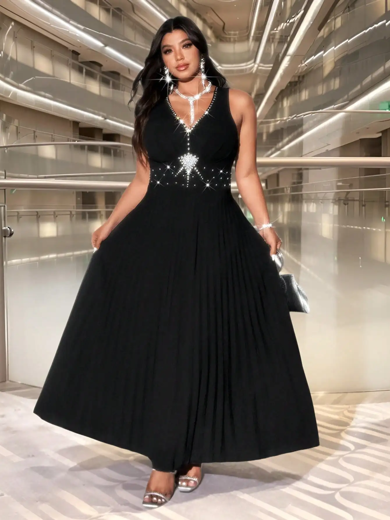 

Черное плиссированное макси-платье больших размеров с V-образным вырезом и кристаллическими украшениями