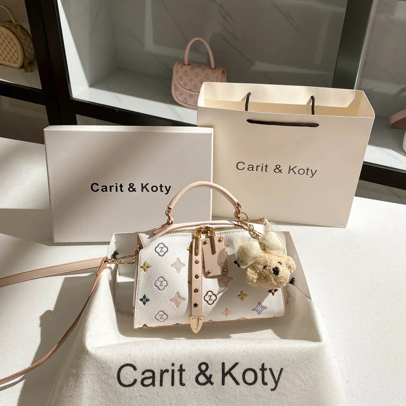 

Модная и уникальная сумка-бостон с цветными блоками и вышивкой, создающая ощущение роскошной сумки-подушки.