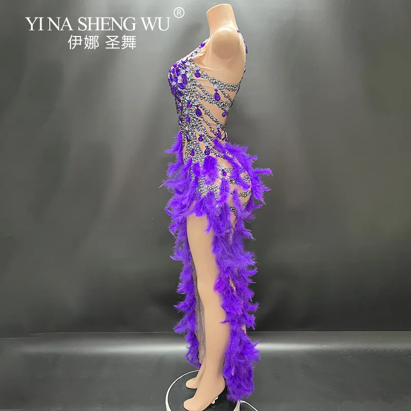 ชุดเต้นลาตินหรูหราสำหรับผู้หญิง ชุดเซ็กซี่แขนกุดสีม่วงประดับคริสตัลและขนนก ชุดแสดงเต้นลาติน ชุดราตรี