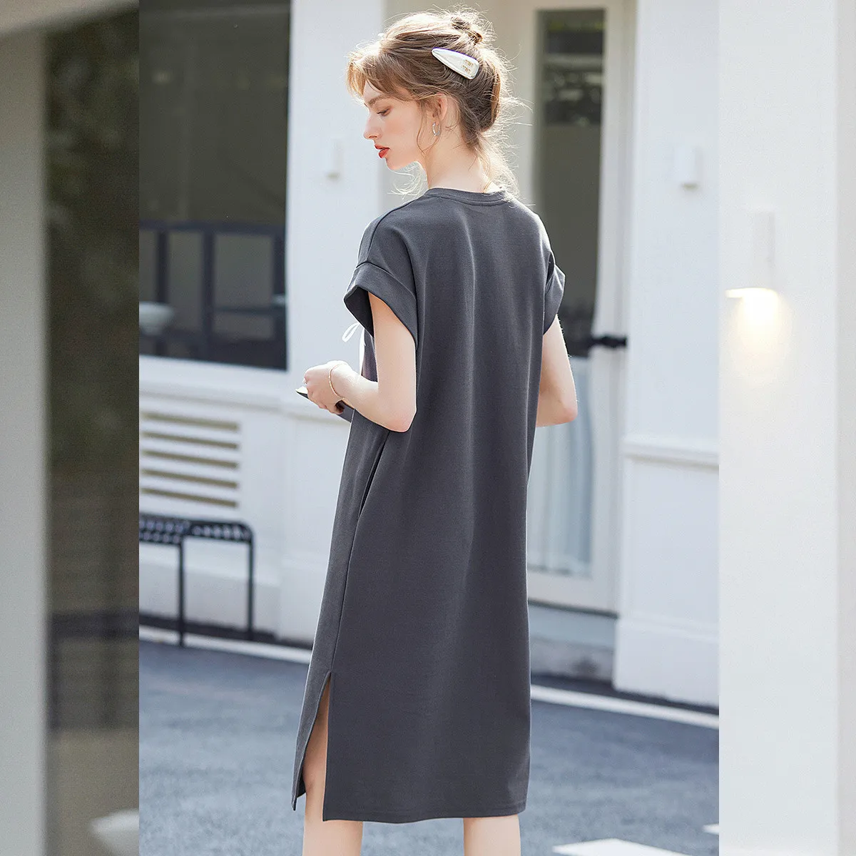 LOUIS YAO 2025 الصيف مستقيم فضفاض سبليت تي شيرت تنورة عادية موضة الجولة الرقبة المطبوعة القوس فستان طويل