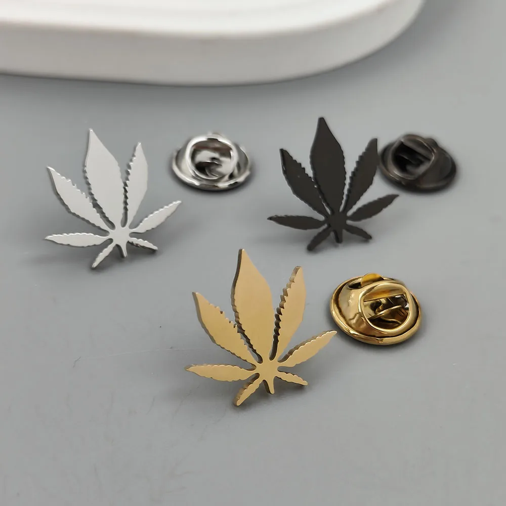 New hip-hop style maple leaf hollow stainless steel gold-plated badge, suit lapel pin waterproof black, men's brooch set - Image 6