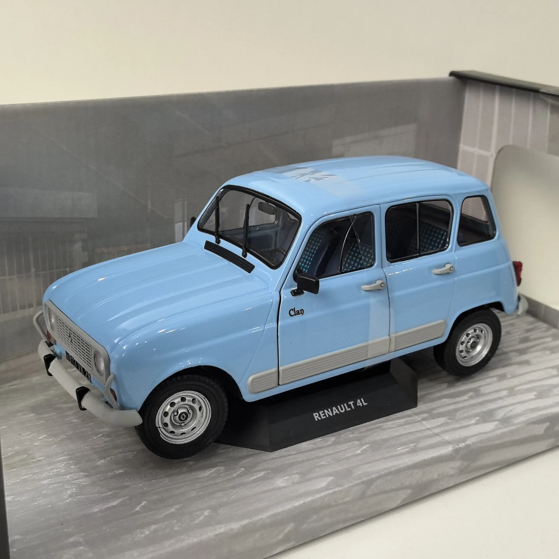 Diecast SOLIDO 1/18 Scale RENAULT 4L 1978 Renault Q4 Alloy Car