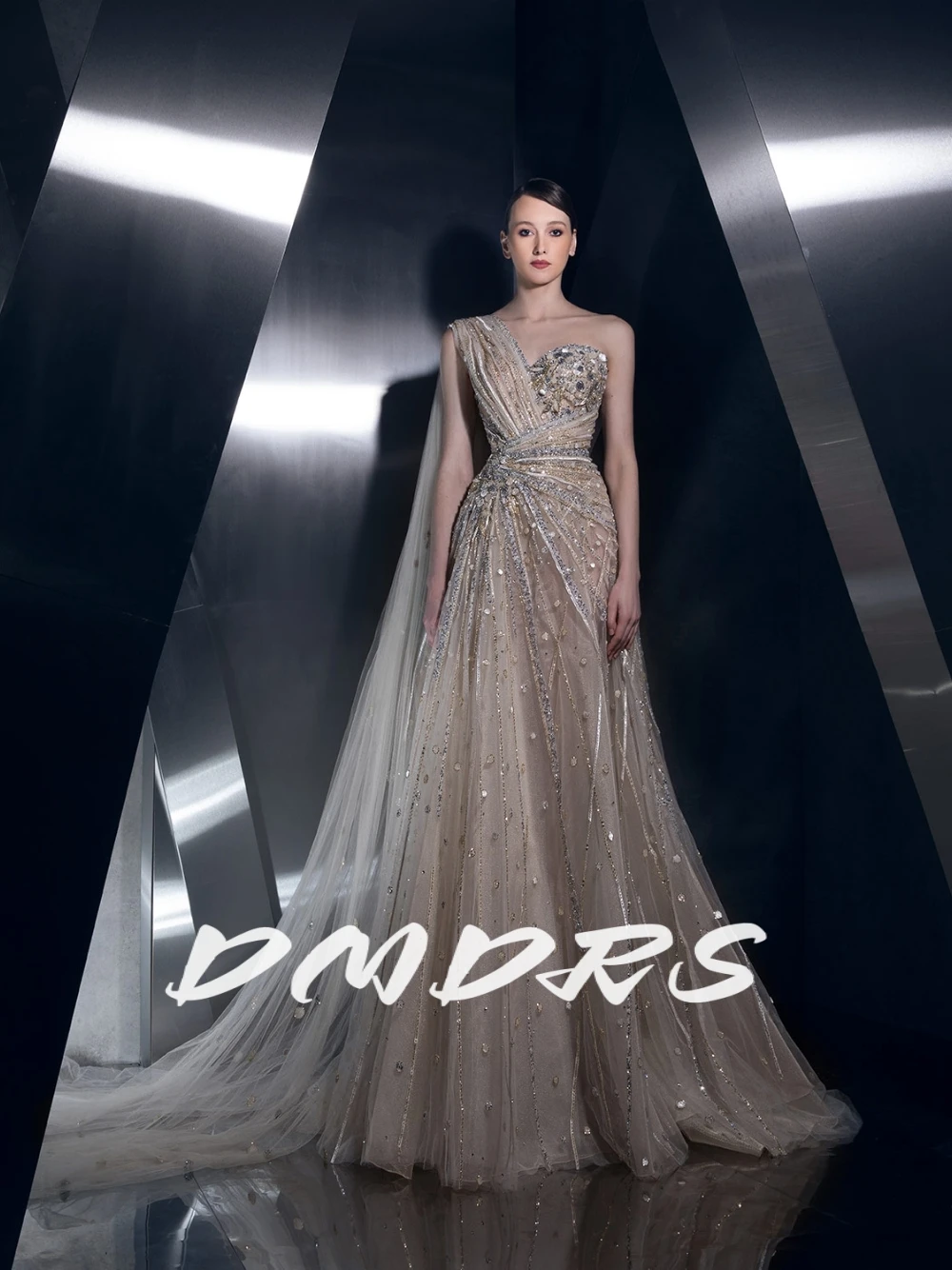 Exclusive Beaded Plus Size Evening Dress With Side Cape Glitter Tulle Prom Formal Occasions Customized Elegant Cocktail Gown