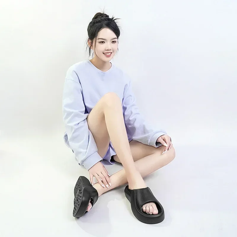 شباشب شاطئ ناعمة سميكة القاع للرجال EVA للاستخدام الداخلي والخارجي، صنادل صيفية سهلة الارتداء للزوجين في المنزل