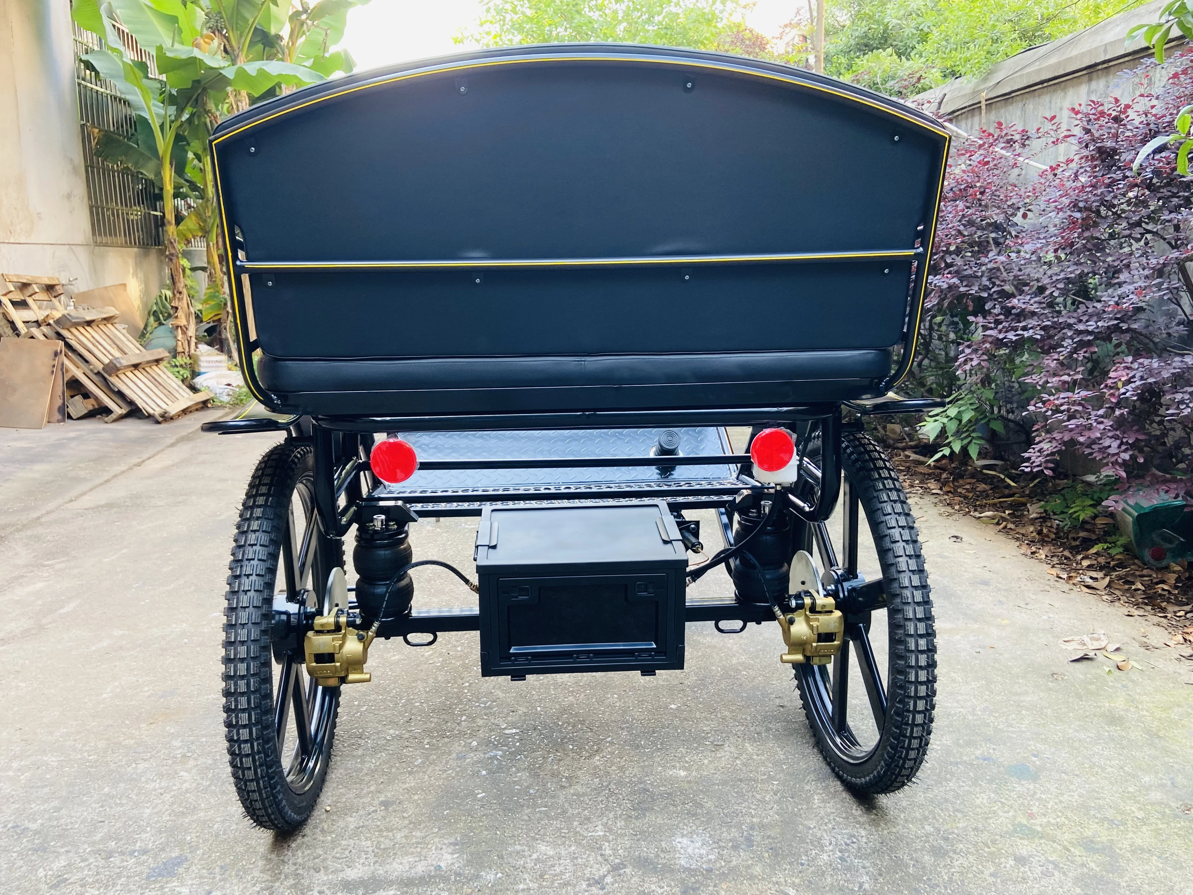Two-Wheel Marathon Horse Cart/Horse Carriage Steel Material with Air Suspension