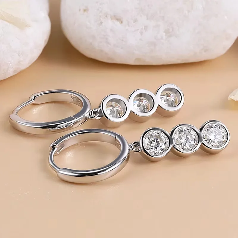 1pair 0.6Carat S925 Sterling Silver Moissanite Earrings: These Earrings Feature A Unique Design That Exudes Understated Luxury.