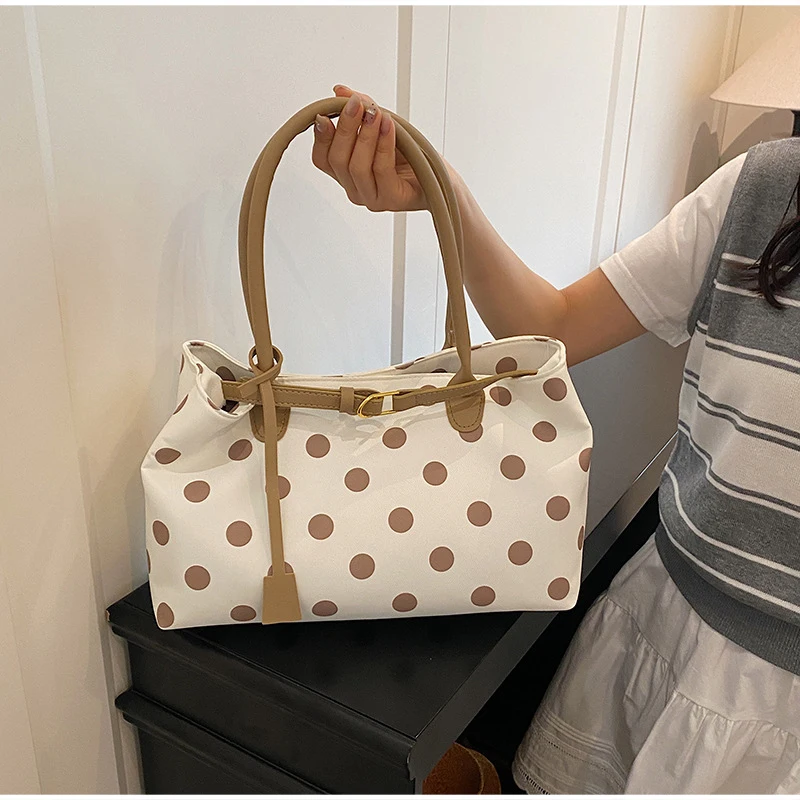 Neue koreanische stilvolle gepunktete Tragetasche, personalisierte lässige Schultertasche mit Gürteldekor, einfache, vielseitige Pendler-Unterarmtasche – Detail 22