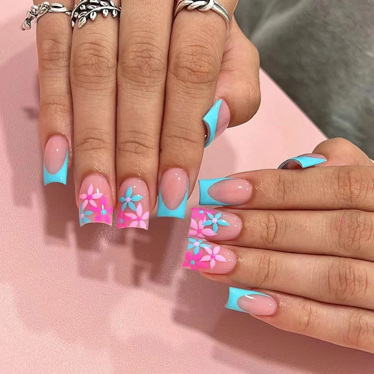 

24pcs Flower Design Fake Nail Art Short Square Nails Tip Blue French Stick on False Nail Wearable Ballet Press on Nails Finished