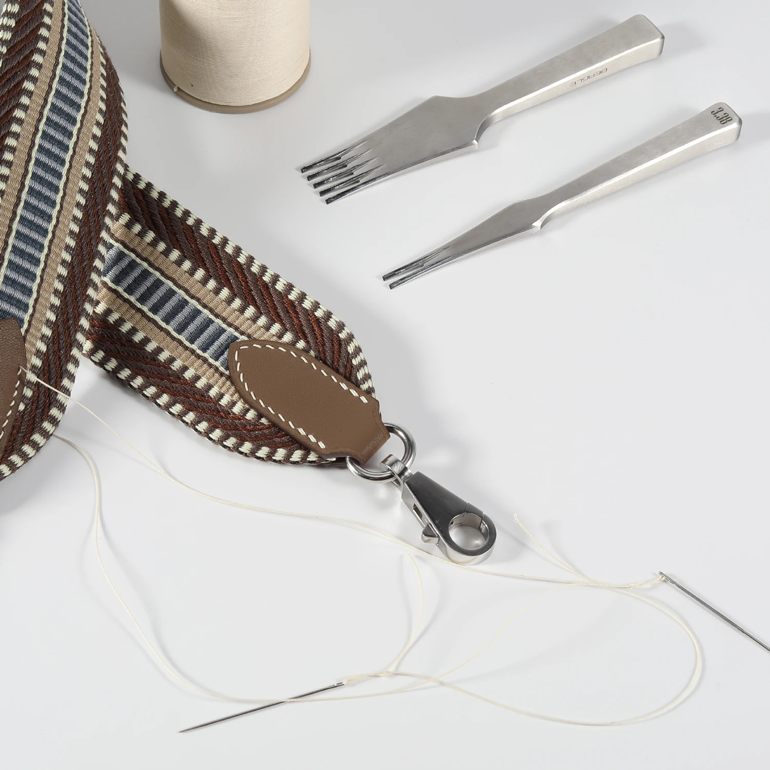 牛革素材、オールスチール製の金具、ケリーバッグのショルダーストラップに適しています。バッグストラップはすべてワックス糸で手縫いされています。