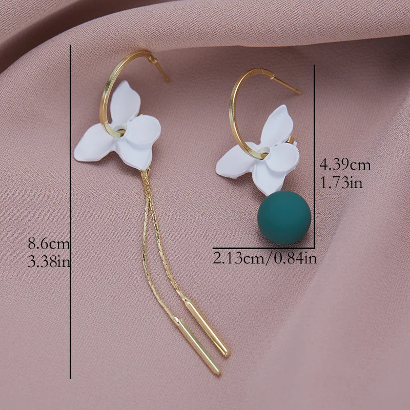 Huajie المرأة أنيقة غير المتماثلة زهرة بيضاء شرابة الكرة تصميم شكل هوب القرط السيدات حفلة الأذن مجوهرات موضة المد #6