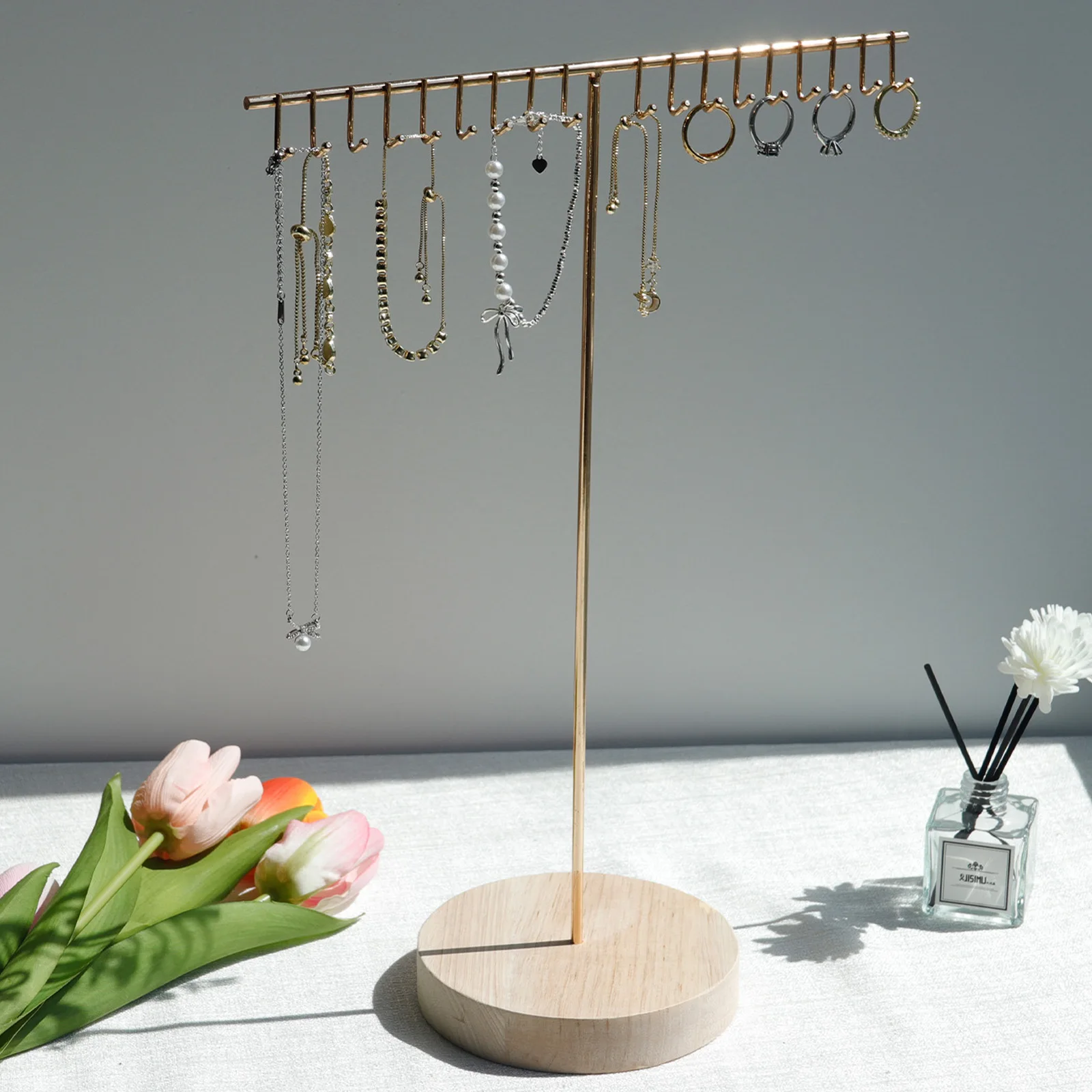 أقراط على شكل حرف T وقلادة وخاتم ورف مجوهرات ومنظم مجوهرات مع قاعدة خشبية وحامل رف تخزين معدني حديث