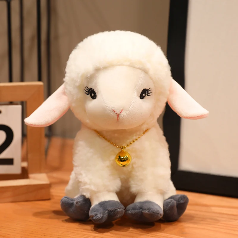 

Мягкая плюшевая игрушка в виде кудрявого ягненка, милая белая овечка с золотым колокольчиком, идеально подходит для праздничных подарков, украшения сумок и снятия стресса.