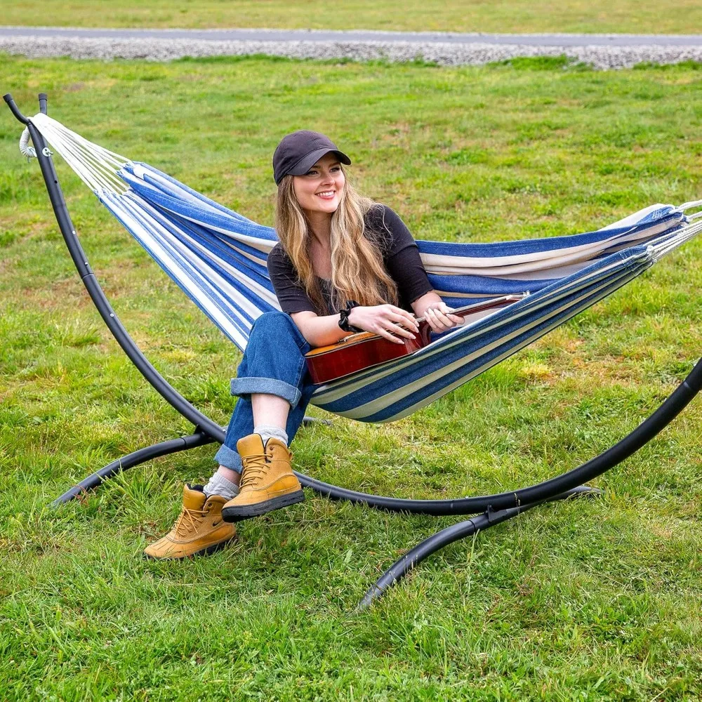 إطار أرجوحة خارجي مخطط باللونين الأزرق والأبيض مع سعة 475 رطلًا للاسترخاء في الفناء الخلفي