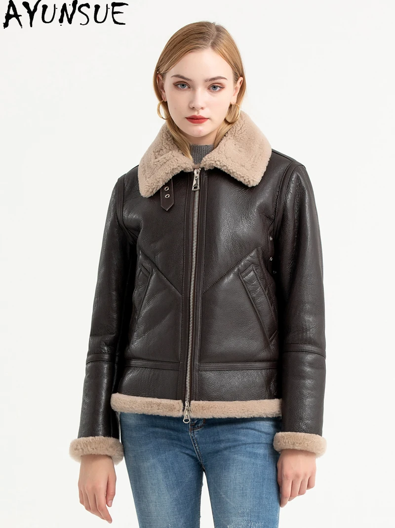 سترة من الجلد الطبيعي من AYUNSUE معطف شتوي للنساء 2025 معطف فرو من جلد الغنم الحقيقي ملابس نسائية سترات للدراجات النارية نمط قصير