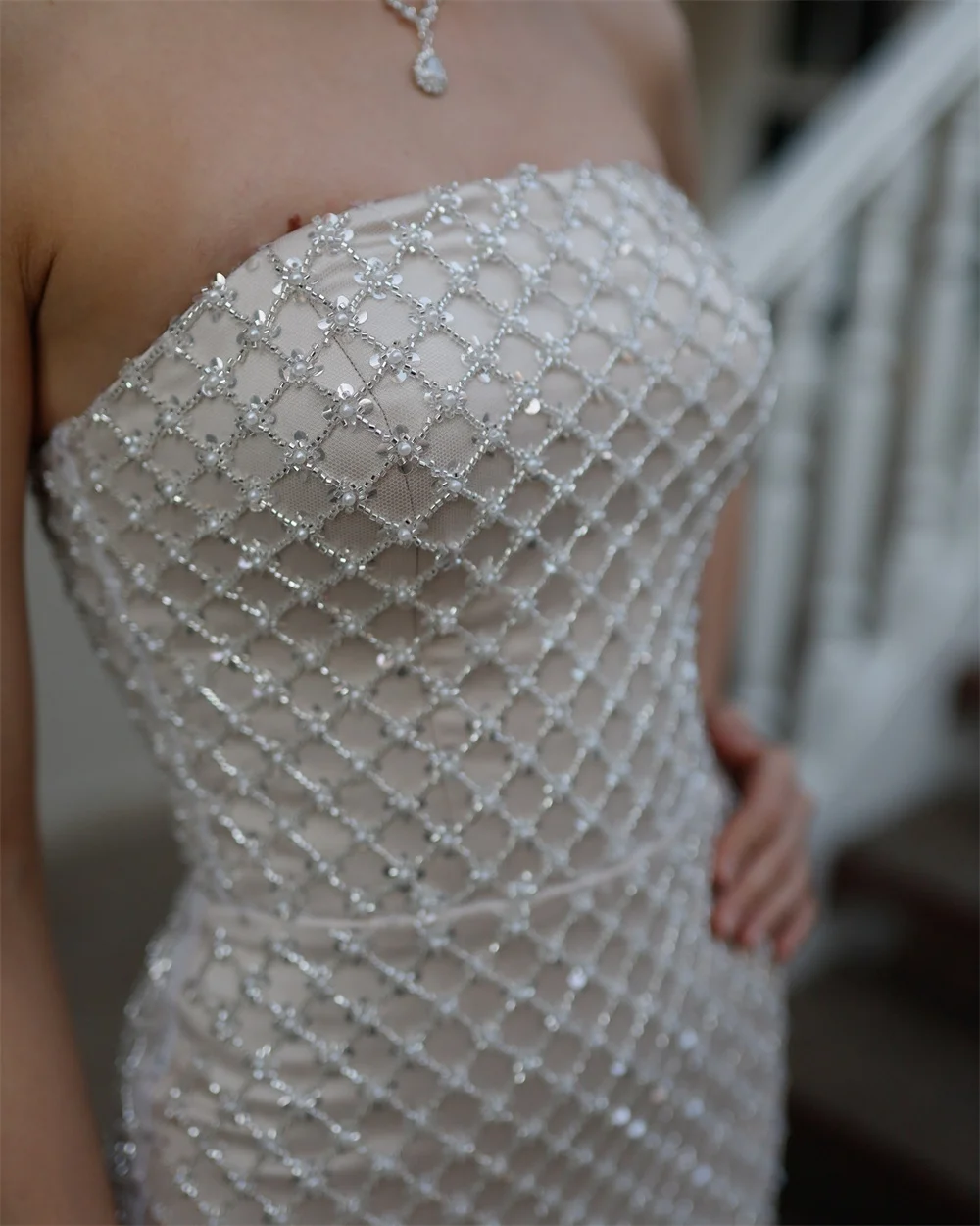 ชุดแต่งงานทรงเมอร์เมดสีเบจแบบมีสายผูกโบว์สั่งตัดจากโตเกียว ประดับเพชร แขนกุด ยาวระดับข้อเท้า ดีไซน์หรูหรา ปี 2025