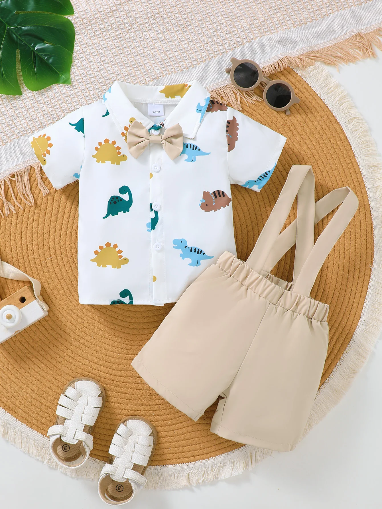 Boys' Summer 2PCS Set with Collared Short Sleeve Shirt And Overalls Matching Tie Dinosaur Cartoon Print Fashionable Ensemble