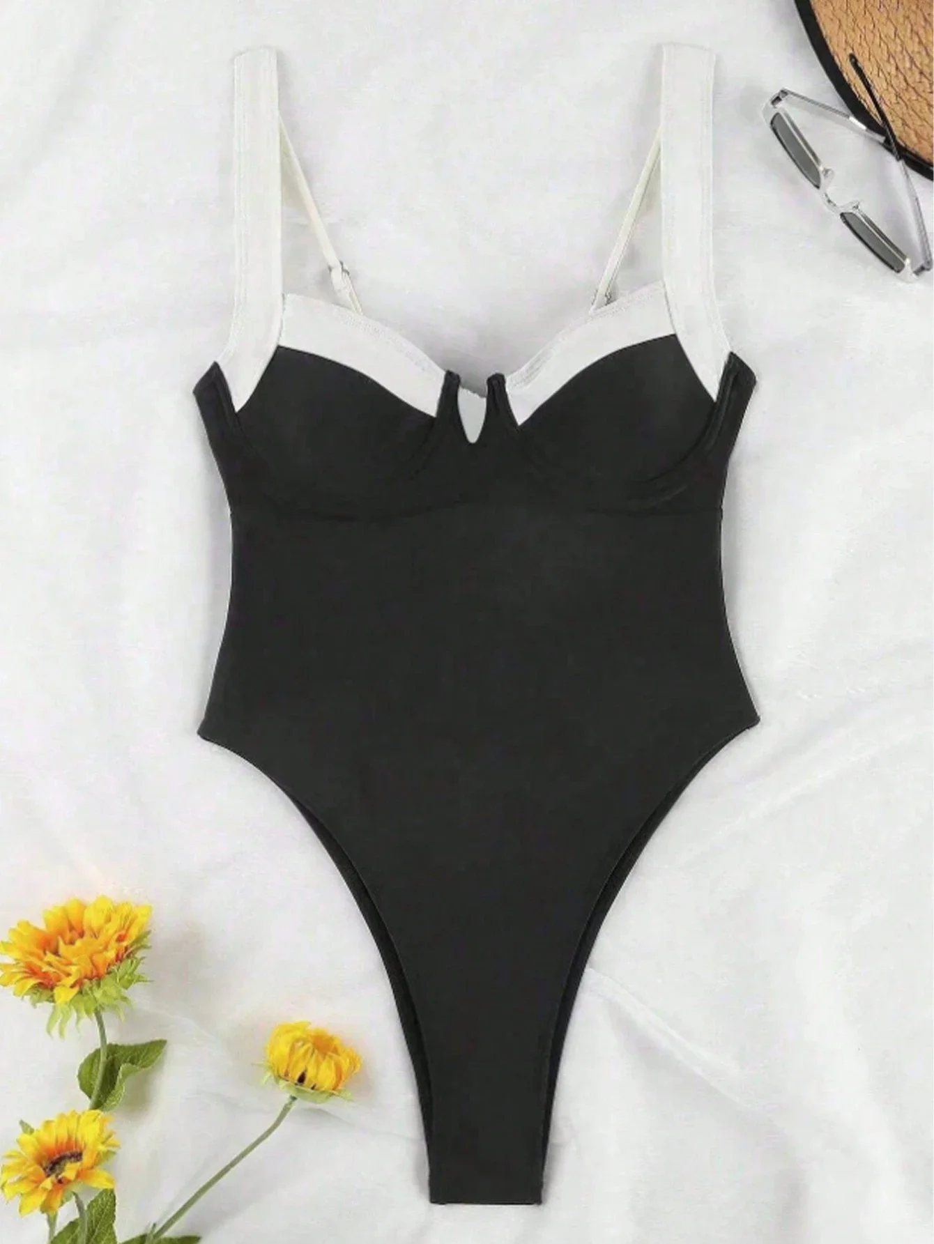 

Черно-белый слитный купальник с V-образным вырезом, сексуальный пляжный купальник для отпуска