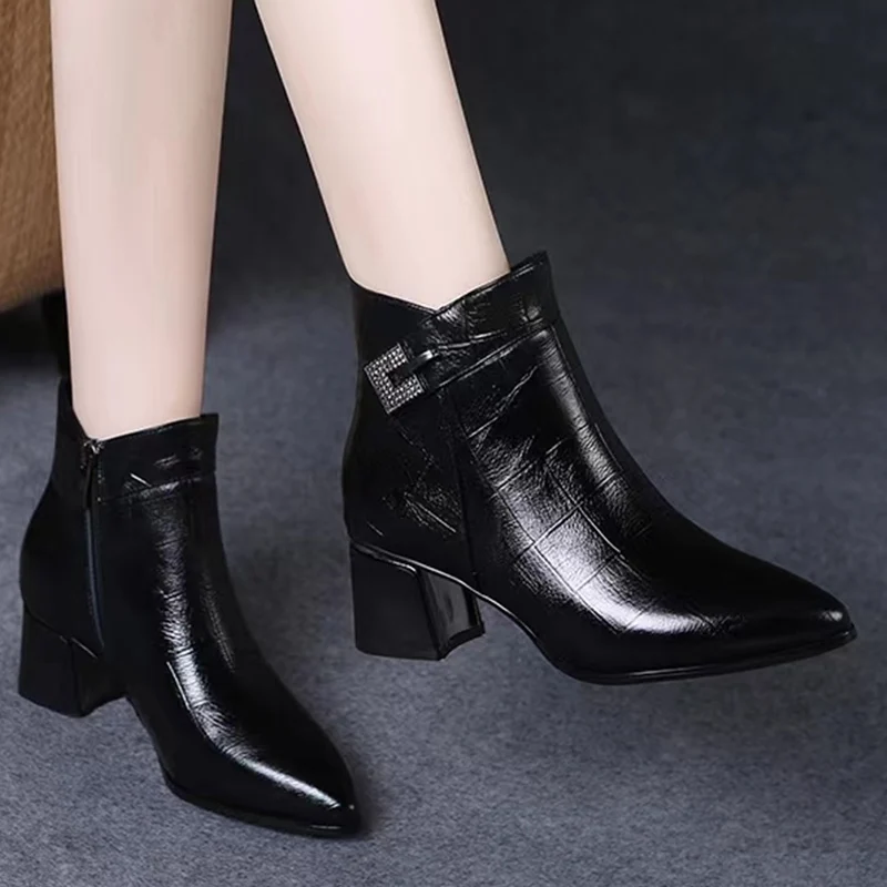 Śniegowce ze szpiczastym noskiem dla kobiet Crystal Mid Heels Shoes Retro Leather Chunky Boots Winter 2024 Trend Goth Zapatos Lady