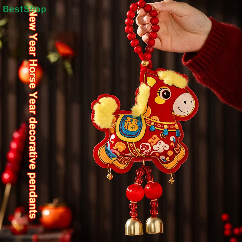 ♥ 2026 Año del Caballo Decoración de Año Nuevo |   Adorno colgante de caballo rojo de la suerte con emblema y campanas "Fu" (colgante del festival chino)