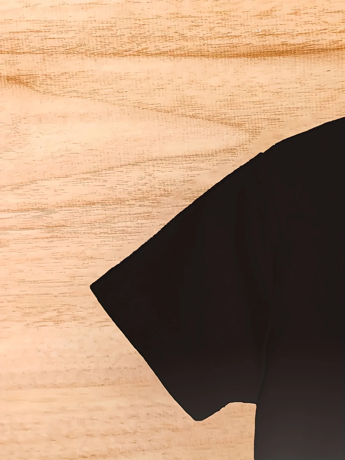 بدلة رجالية صيفية جديدة لعام 2025 هي ملابس رجالية كاجوال وعصرية متدرجة للاستخدام الخارجي مع مطبوعات حروف