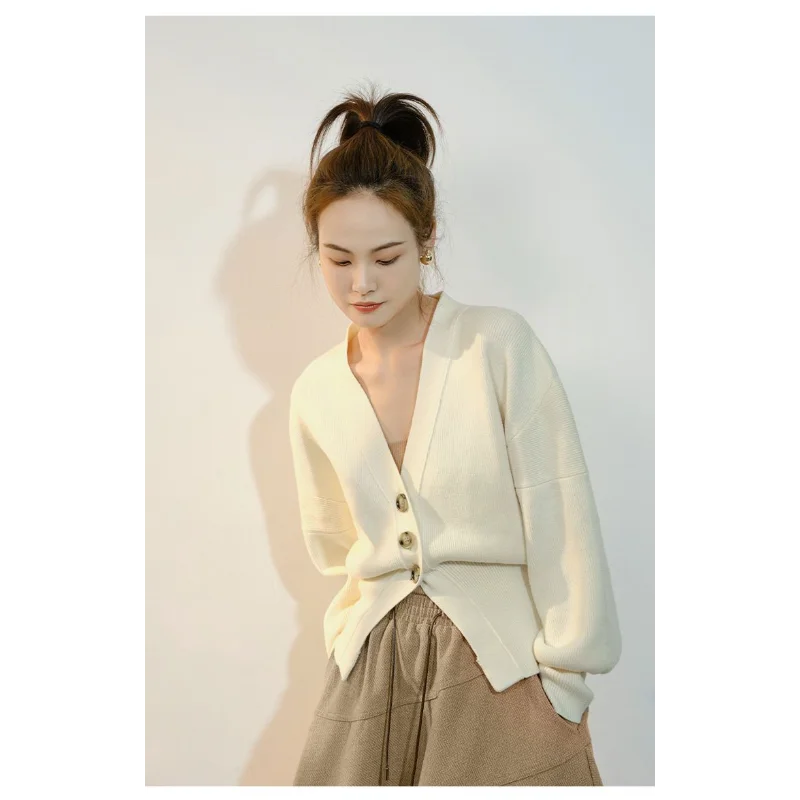 

Новый женский кардиган с художественным утягивающим воротником-стойкой и разрезом внутри и снаружи. Свитер.