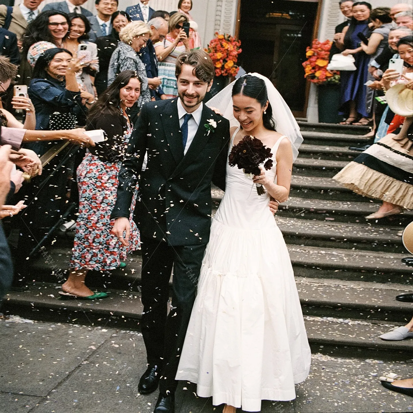 السباغيتي الأشرطة التفتا فستان الزفاف القصير ساحة طوق بلا أكمام الكاحل طول فستان الزفاف حزب بسيط ألف خط ثوب الزفاف