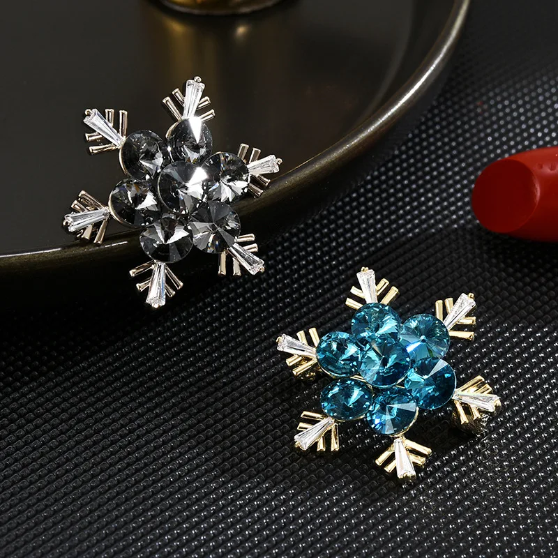 Chinese Style Lucky Snowflake Brooch For Women Sparkling Crystal Rhinestone Lapel Pin Elegant Jewelry Gift For Coat Suit Holiday